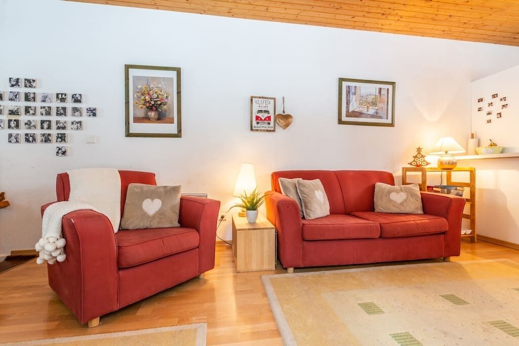 7 beds, 3 bedrooms, 2.5 bathrooms, huge balcony, 30m from slope, quiet, 1km town