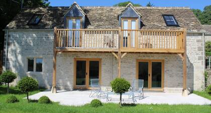 Quiet16th Century Cotswold Barn, refurbished. Panoramic views on organic farm