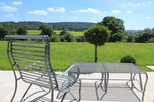 Quiet16th Century Cotswold Barn, refurbished. Panoramic views on organic farm