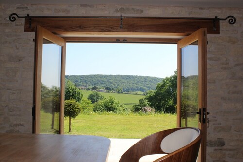Quiet16th Century Cotswold Barn, refurbished. Panoramic views on organic farm 
