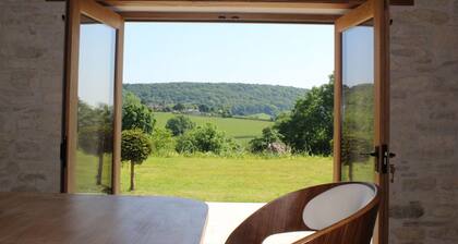 Quiet16th Century Cotswold Barn, refurbished. Panoramic views on organic farm