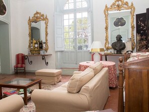 Télévision, table de tennis de table, livres, espaces bureaux