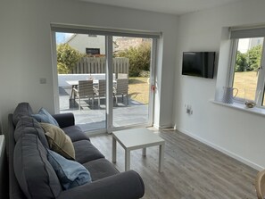 تلفزيون ذكي، مدفأة، كُتُب