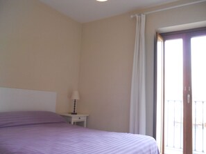 1 slaapkamer, een strijkplank/strijkijzer, wifi, beddengoed