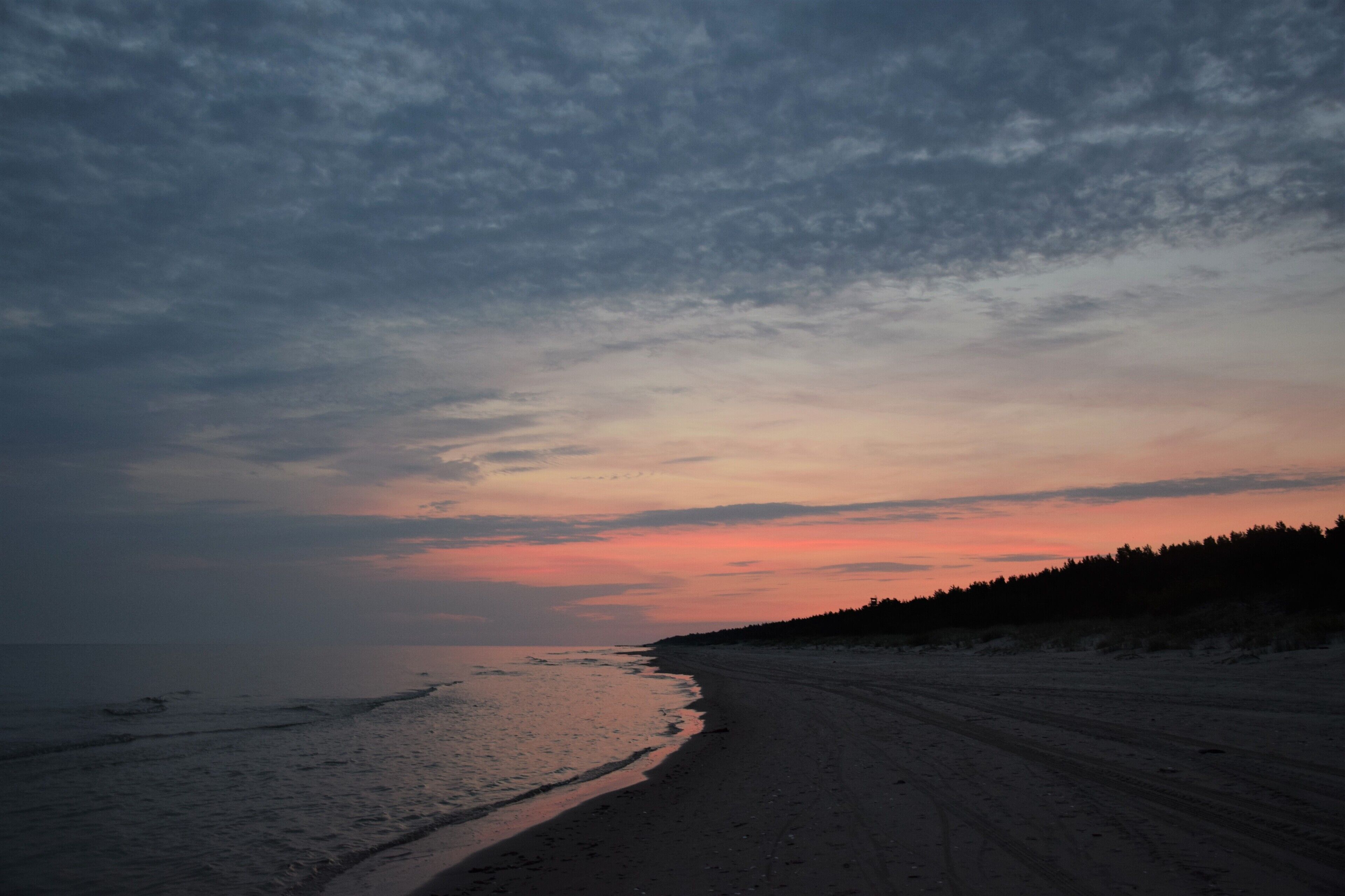 بالقرب من الشاطئ، كراسي للتشمس