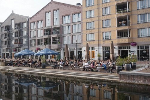 Schöne renovierte geräumige Wohnung in Villa des 19. Jahrhunderts, mit Blick auf den Kanal
