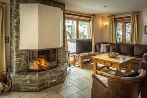 TV, fireplace