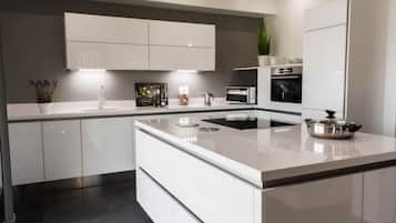 Een koelkast, een magnetron, een oven, een kookplaat