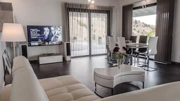 Una Smart TV, una mesa de tenis de mesa, libros, un reproductor estéreo