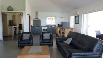 Smart-TV, Kamin, DVD-Player, Tischtennisplatte