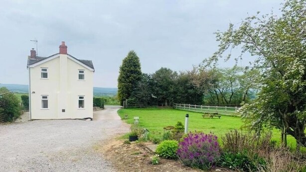 A two-story white house with a gravel driveway and a green lawn. - Detached Rural Cottage in Idyllic Location with 3 acre safe secure 6ft dog field (Bradnop)