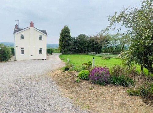 Detached Rural Cottage in Idyllic Location with 3 acre safe secure 6ft dog field