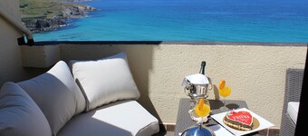 Apartment with terrace over the sea in the Area Grande beach