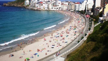 Plage à proximité, chaises longues, serviettes de plage