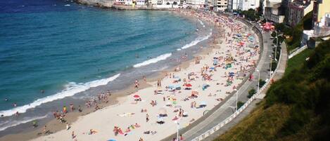 Beach nearby, sun-loungers, beach towels