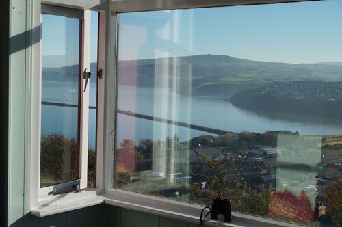 Brynsior, Chalet on the hill in Goodwick with stunning sea views