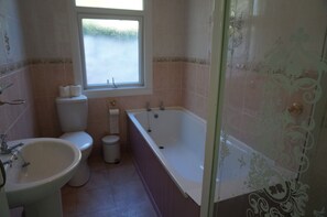 Badewanne, Haartrockner, Handtücher, Seife