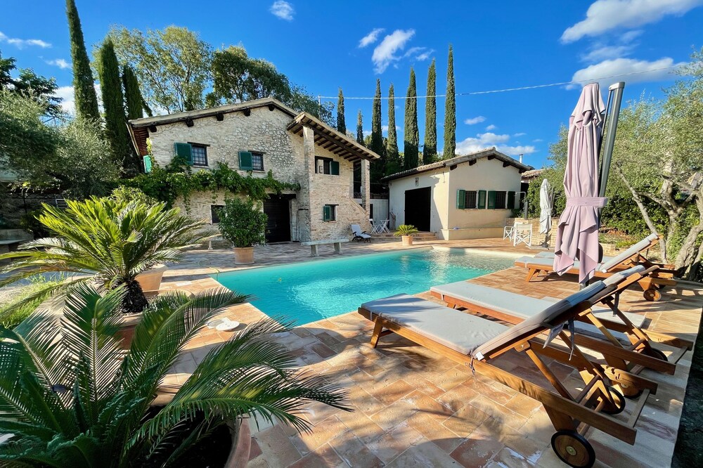 Private Villa in Umbria near Historic Montefalco w Free Wifi & Summer Pool