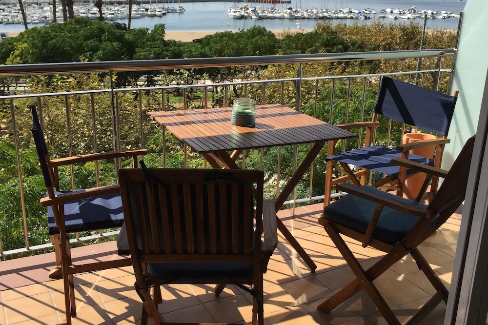Apartment on firs line sea