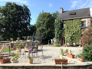 Outdoor dining - Modernised Stone Cottage in Beautiful Suisse Normande (Le Bô)