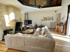 Tv, eldstad, tv-spel och dvd-spelare