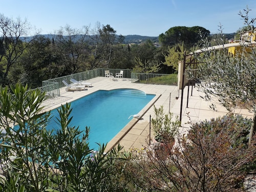 Rez de chaussée de villa devant la piscine