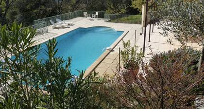 Rez de chaussée de villa devant la piscine