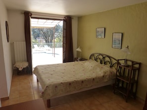 1 habitación, tabla de planchar con plancha y cuna de viaje