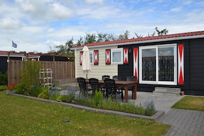 Outdoor dining - Chalet Zonnebloem for 6 people, lots of privacy in a quiet park (Serooskerke (W))