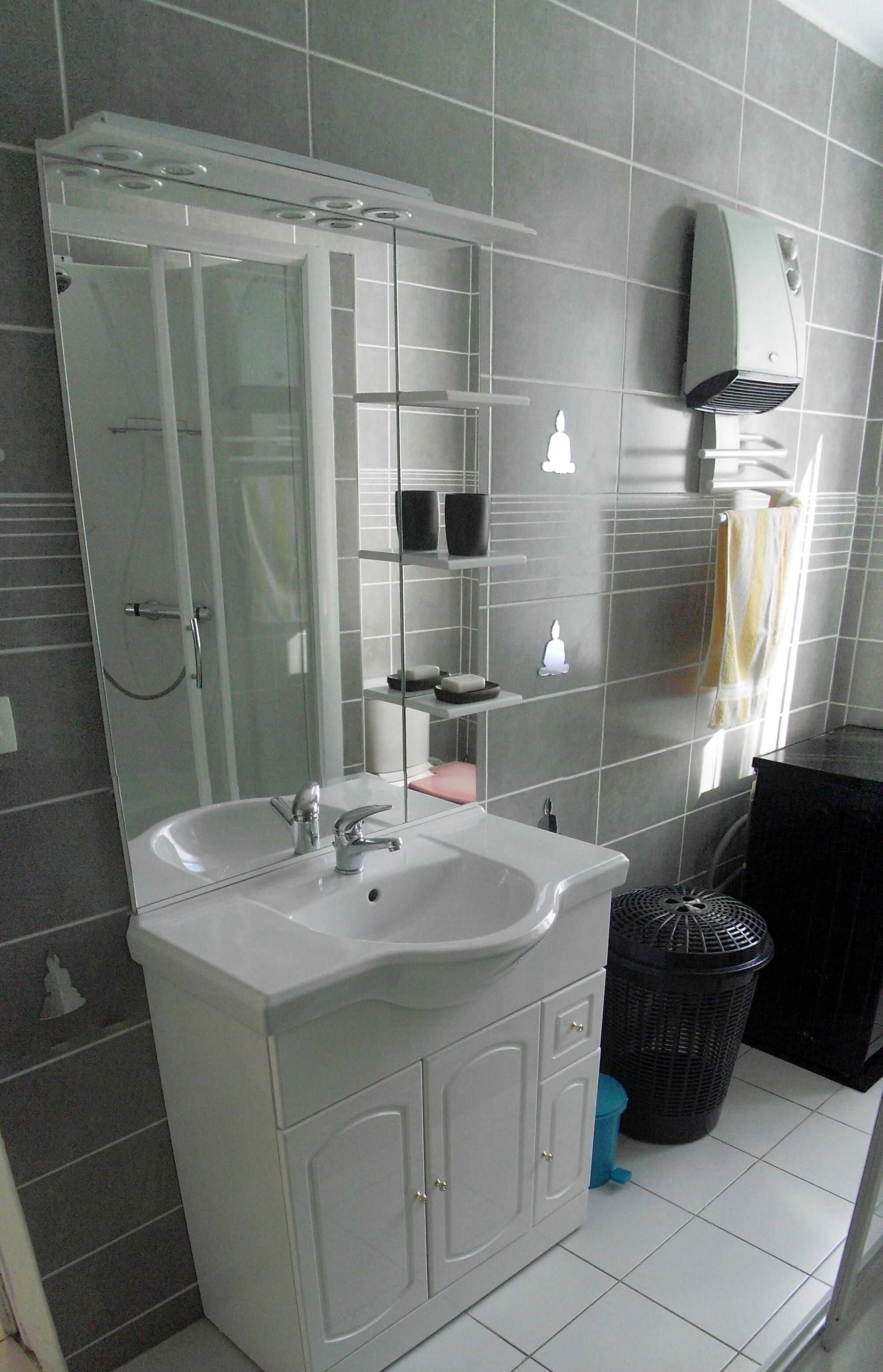 well-equiped small house with terrasse