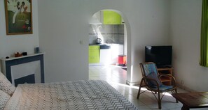 1 habitación, tabla de planchar con plancha y cuna de viaje 