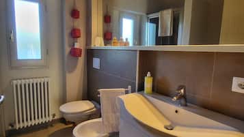Douche, bidet, serviettes fournies