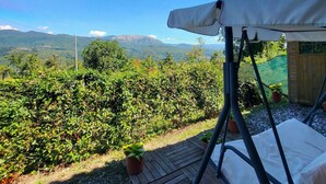 Un patio con vistas a un paisaje montañoso.