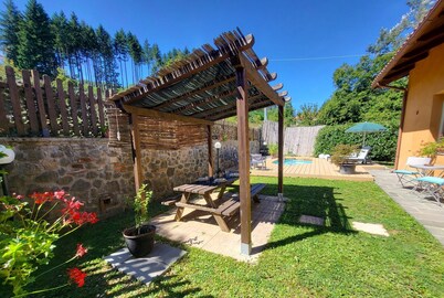 Encantadora casa de campo recientemente reformado con vistas fantásticas, piscina propia, a pie de bar / salón. ¡WIFI!