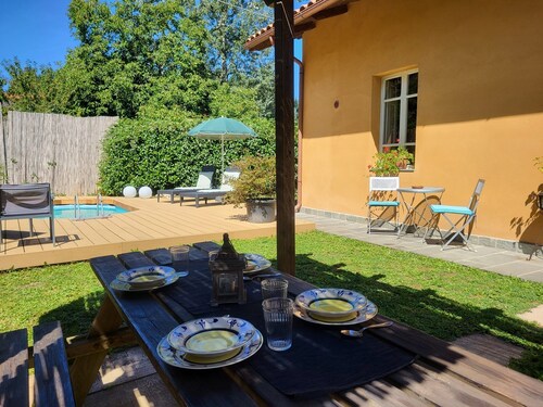 Charming newly renovated cottage great view, own pool, walk to bar/shop. WIFI!