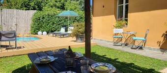Charming newly renovated cottage great view, own pool, walk to bar/shop. WIFI!