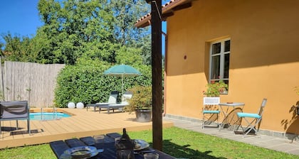 Charming newly renovated cottage great view, own pool, walk to bar/shop. WIFI!