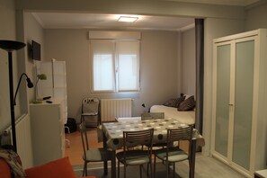 2 bedrooms, iron/ironing board, travel cot, free WiFi