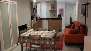 A compact living space with a dining area, kitchenette, and a sofa. - Apartment near Gros beach, ESS00033 (San Sebastián)