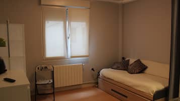 2 bedrooms, iron/ironing board, travel cot, free WiFi