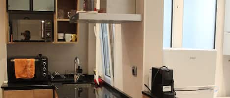 Geladeira, micro-ondas, fogão, cooktop