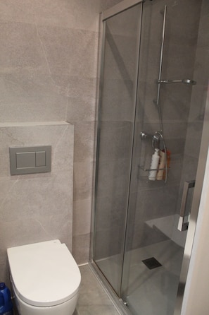 Een douche, een haardroger, handdoeken, zeep