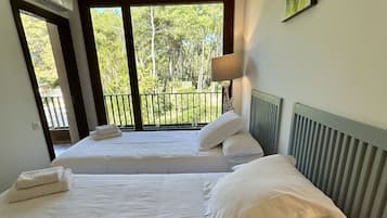 14 slaapkamers, een bureau, een strijkplank/strijkijzer, reisbedje
