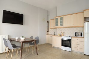 Kühlschrank, Mikrowelle, Ofen, Wasserkocher mit Kaffee-/Teezubehör