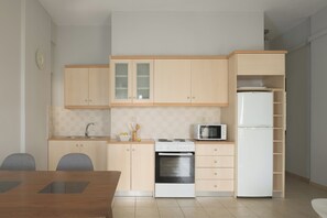 Fridge, microwave, oven, coffee/tea maker