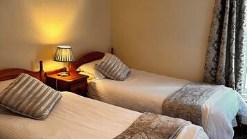 2 habitaciones, tabla de planchar con plancha y cuna de viaje