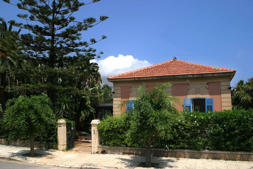 Villa Liberty in Mondello 5 minutes from the beach