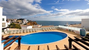 Pool - Bay H Modern townhouse very central, fabulous sea views! (Carvoeiro)