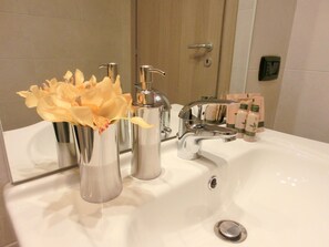 Regadera, secadora de cabello, bidet, toallas 