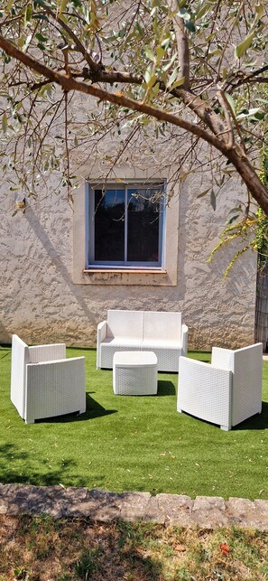 Terrace/patio - Cottage with private garden in wooded property with swimming pool (Pertuis)